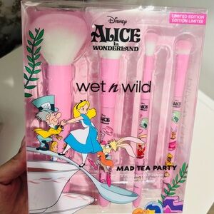 New limited Edition Alice in wonderland  Mad Tea Party Brush and Sponge Set-Pink